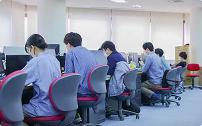 技術部門の年齢層は、20代30代が中心。 現場は活気に満ち溢れています。